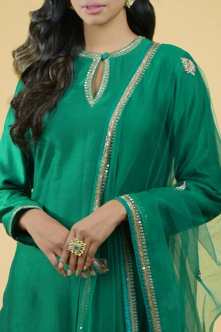 Talking Threads Green Dupatta Net, Kurta And Pant Chanderi Silk Zardozi Keyhole Set at Aza Fashions Talking Threads_Green Dupatta Net, Kurta And Pant Chanderi Silk Zardozi Keyhole Set _at_Aza_Fashions