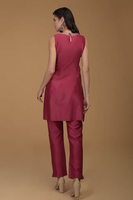 Shop Talking Threads Red Dupatta- Net, Kurta, Pant- Chanderi Floral, Zardozi V Neck Embroidered Set at Aza Fashions Shop_Talking Threads_Red Dupatta- Net, Kurta, Pant- Chanderi Floral, Zardozi V Neck Embroidered Set _at_Aza_Fashions