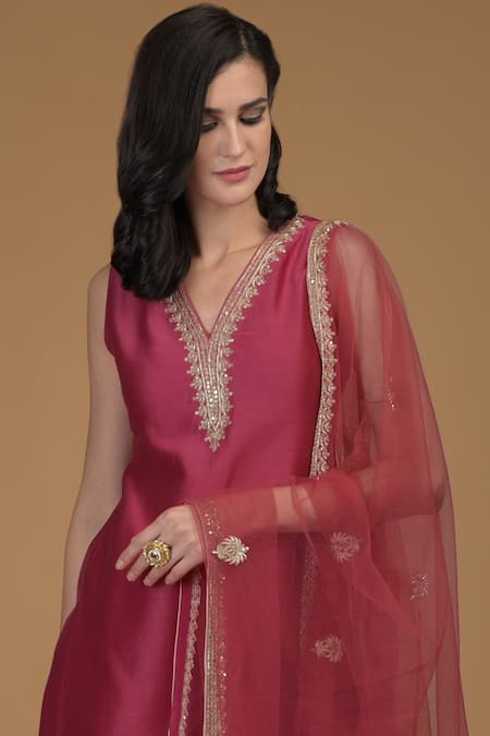 Shop Talking Threads Red Dupatta- Net, Kurta, Pant- Chanderi Floral, Zardozi V Neck Embroidered Set Online at Aza Fashions Shop_Talking Threads_Red Dupatta- Net, Kurta, Pant- Chanderi Floral, Zardozi V Neck Embroidered Set _Online_at_Aza_Fashions