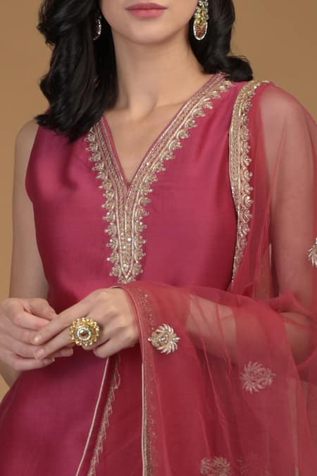 Talking Threads Red Dupatta- Net, Kurta, Pant- Chanderi Floral, Zardozi V Neck Embroidered Set at Aza Fashions Talking Threads_Red Dupatta- Net, Kurta, Pant- Chanderi Floral, Zardozi V Neck Embroidered Set _at_Aza_Fashions