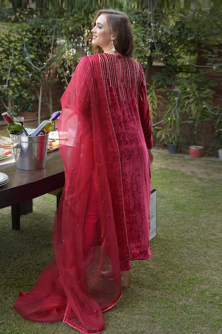 Shop Talking Threads Red Dupatta- Organza, Kurta, Pant- Velvet Crystal, Bead V Neck Embroidered Set at Aza Fashions Shop_Talking Threads_Red Dupatta- Organza, Kurta, Pant- Velvet Crystal, Bead V Neck Embroidered Set _at_Aza_Fashions