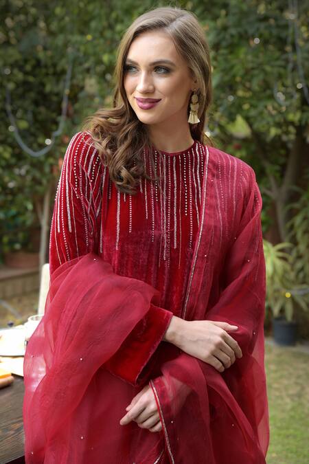 Shop Talking Threads Red Dupatta- Organza, Kurta, Pant- Velvet Crystal, Bead V Neck Embroidered Set Online at Aza Fashions Shop_Talking Threads_Red Dupatta- Organza, Kurta, Pant- Velvet Crystal, Bead V Neck Embroidered Set _Online_at_Aza_Fashions