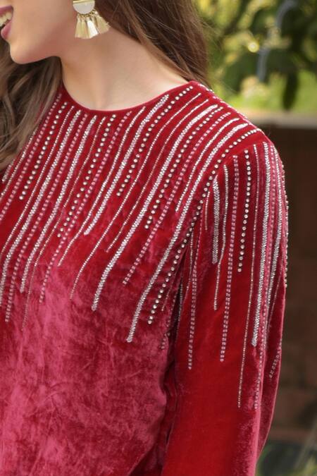 Talking Threads Red Dupatta- Organza, Kurta, Pant- Velvet Crystal, Bead V Neck Embroidered Set at Aza Fashions Talking Threads_Red Dupatta- Organza, Kurta, Pant- Velvet Crystal, Bead V Neck Embroidered Set _at_Aza_Fashions