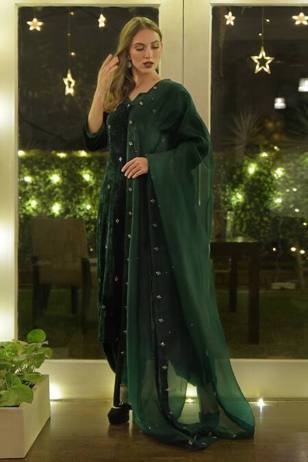 Talking Threads Green Dupatta- Organza, Kurta, Pant- Velvet Floral, Swarovski, Embroidered Set Online at Aza Fashions Talking Threads_Green Dupatta- Organza, Kurta, Pant- Velvet Floral, Swarovski, Embroidered Set _Online_at_Aza_Fashions