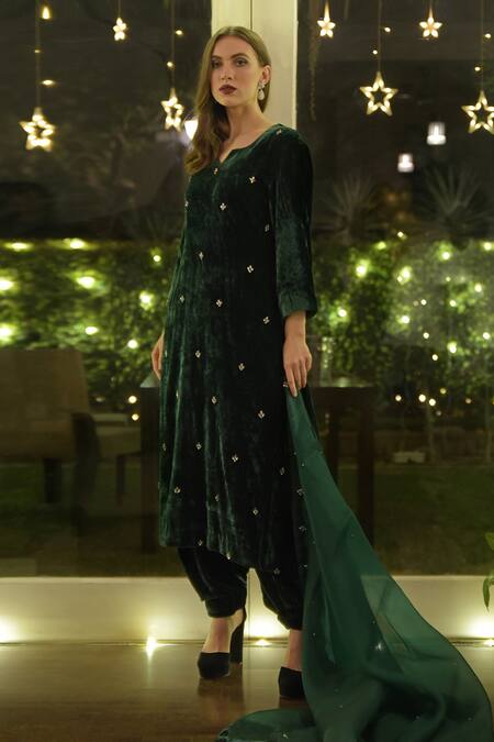 Buy Talking Threads Green Dupatta- Organza, Kurta, Pant- Velvet Floral, Swarovski, Embroidered Set Online at Aza Fashions Buy_Talking Threads_Green Dupatta- Organza, Kurta, Pant- Velvet Floral, Swarovski, Embroidered Set _Online_at_Aza_Fashions
