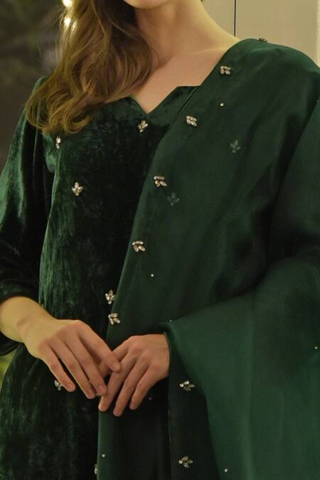 Talking Threads Green Dupatta- Organza, Kurta, Pant- Velvet Floral, Swarovski, Embroidered Set at Aza Fashions Talking Threads_Green Dupatta- Organza, Kurta, Pant- Velvet Floral, Swarovski, Embroidered Set _at_Aza_Fashions