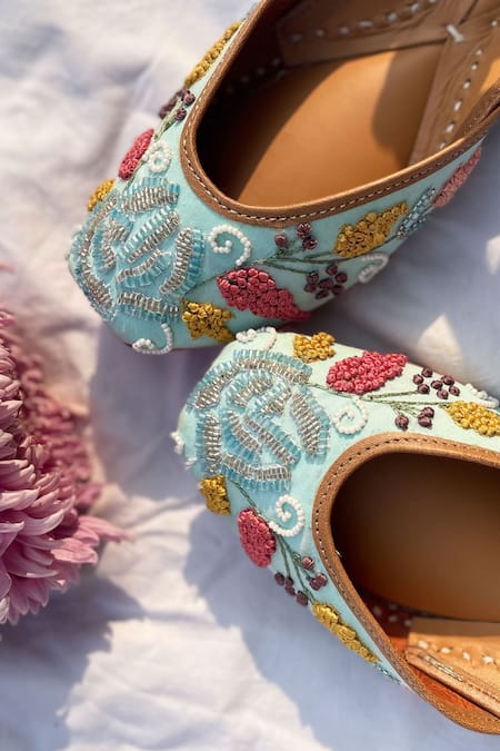 Kurrbat Embroidered Juttis 