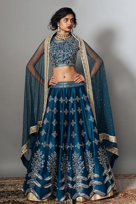 For such lads, we have in store Straight Cut Bridal Lehengas that have  intricate patterns. | Indian bridal outfits, Bridal outfits, Bridal lehenga