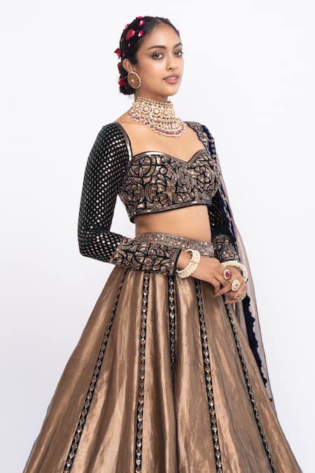 Vvani by Vani Vats_Green Lehenga  Blouse Velvet Dupatta Embroidered Bridal Set _Online_at_Aza_Fashions