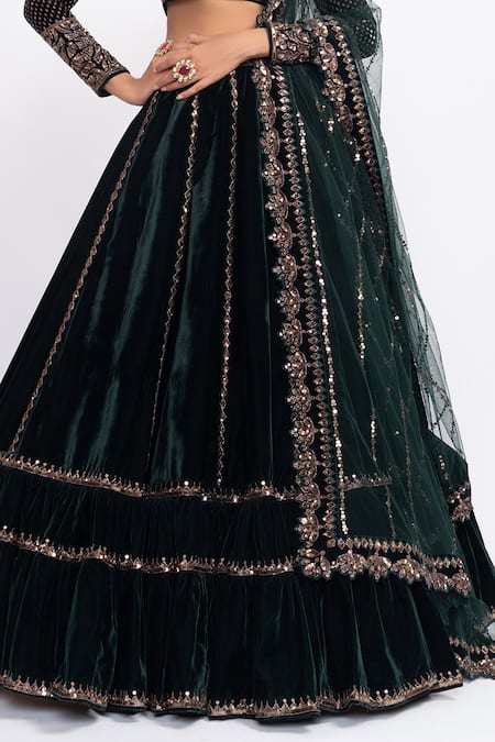 Vvani By Vani Vats Green Velvet Dupatta Net Sweetheart Neck Embroidered Bridal Lehenga Set at Aza Fashions Vvani By Vani Vats_Green Velvet Dupatta Net Sweetheart Neck Embroidered Bridal Lehenga Set _at_Aza_Fashions