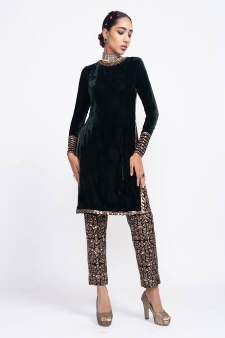 Vvani By Vani Vats_Green Velvet Round Kurta And Pant Set _Online_at_Aza_Fashions