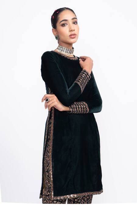 Buy_Vvani By Vani Vats_Green Velvet Round Kurta And Pant Set _Online_at_Aza_Fashions