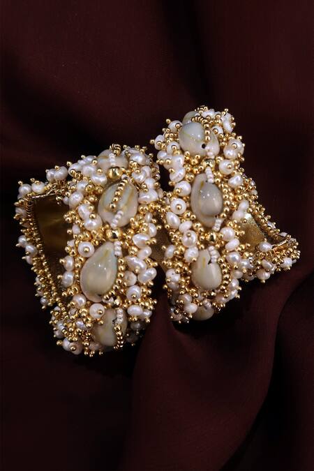 Vaidaan_Gold Plated Pearls Kirsaan Seashell Bracelet_Online_at_Aza_Fashions
