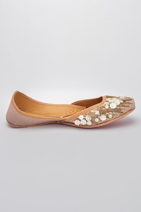 Vareli Bafna Cutdana & Floral Motif 3D Shell Juttis 