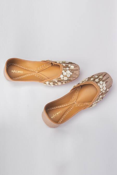 Vareli Bafna_Pink Cutdana And Floral Motif 3d Shell Juttis _Online_at_Aza_Fashions