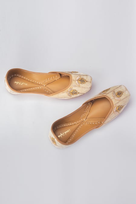 Vareli Bafna_Off White Floral Motif Zardozi And Gota Patti Juttis _Online_at_Aza_Fashions