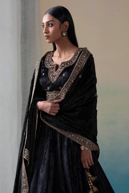 Buy Weaver Story Black Velvet Zardozi Work V Neck Lehenga Set Online at Aza Fashions Buy_Weaver Story_Black Velvet Zardozi Work V Neck Lehenga Set _Online_at_Aza_Fashions