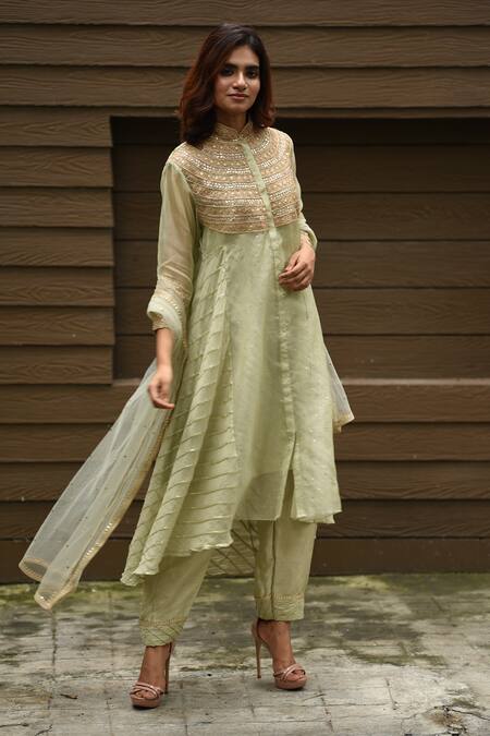 Vara By Vibha N Priti_Green , Organza, Chanderi Mandarin Embroidered Asymmetric Kurta Set _Online_at_Aza_Fashions
