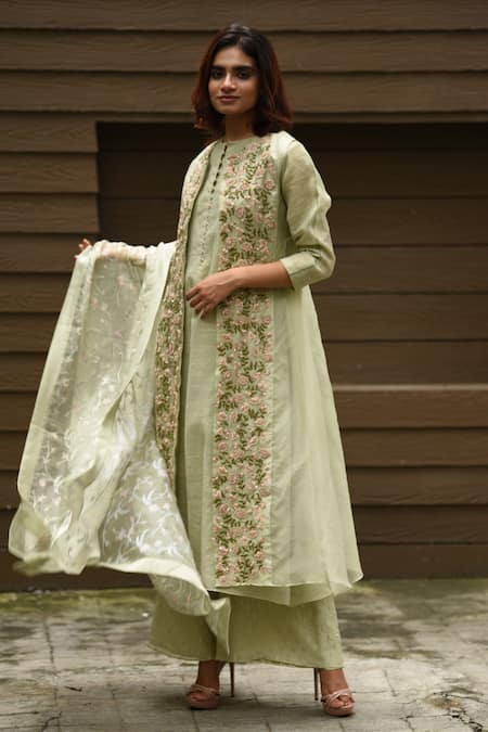 Vara By Vibha N Priti_Green Organza, Munga Silk Round Embroidered Cape And Kurta Set _Online_at_Aza_Fashions