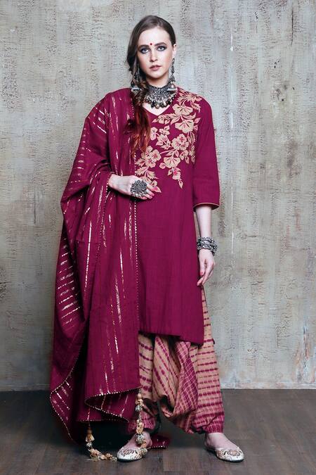 Vikram Phadnis_Maroon Slub Linen Applique Work Kurta Set_Online_at_Aza_Fashions