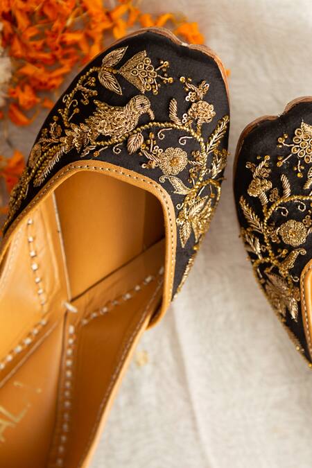 Buy_Kala_Black Shyen Zardozi Embroidered Juttis_Online_at_Aza_Fashions
