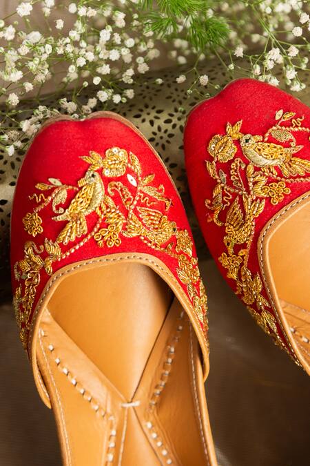 Buy_Kala_Red Swarna Zari Embroidered Juttis _Online_at_Aza_Fashions