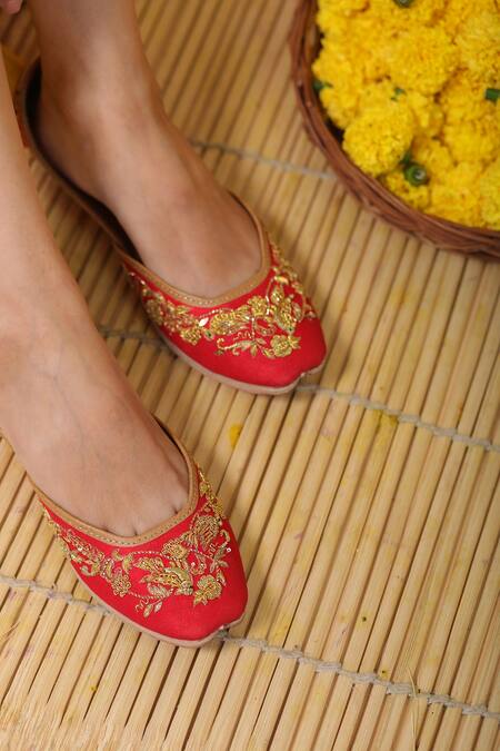 Kala Swarna Zari Embroidered Juttis 
