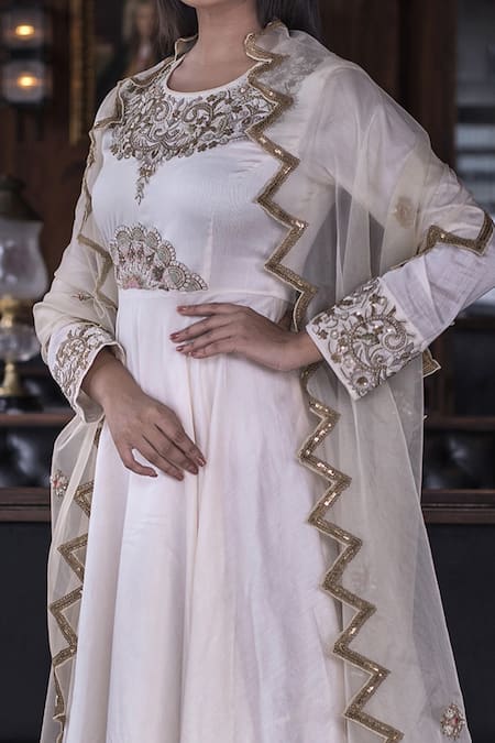 Buy_Vasavi Shah_White Organza, Chanderi Silk Sequins, Thread Embroidered Anarkali With Dupatta_Online_at_Aza_Fashions