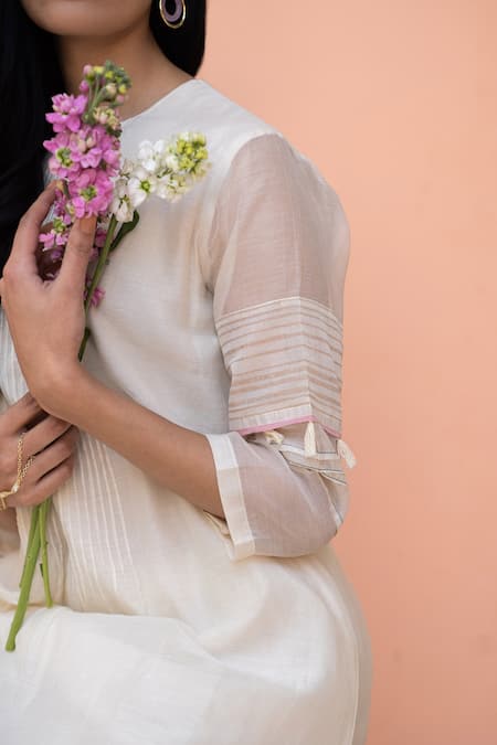 Shop Vaayu White Muslin Cotton Applique Floral Motifs Crew Kurta With Pant Set Online at Aza Fashions Shop_Vaayu_White Muslin Cotton Applique Floral Motifs Crew Kurta With Pant Set _Online_at_Aza_Fashions