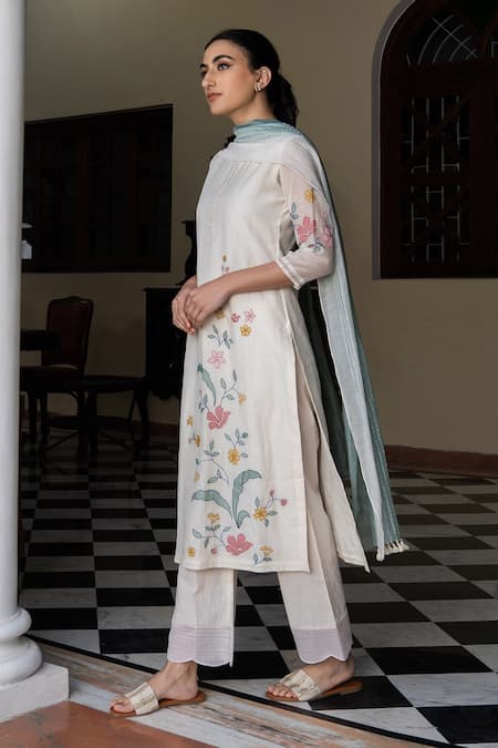 Vaayu White Muslin Cotton Floral Motifs Round Applique Kurta Set Online at Aza Fashions Vaayu_White Muslin Cotton Floral Motifs Round Applique Kurta Set _Online_at_Aza_Fashions