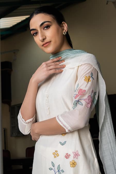 Buy Vaayu White Muslin Cotton Floral Motifs Round Applique Kurta Set Online at Aza Fashions Buy_Vaayu_White Muslin Cotton Floral Motifs Round Applique Kurta Set _Online_at_Aza_Fashions