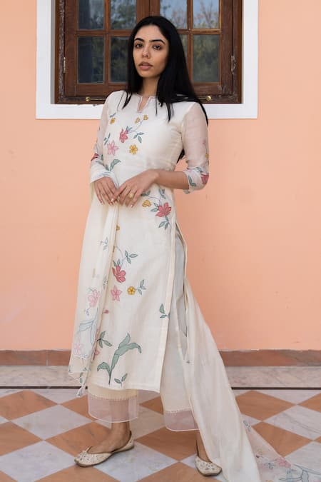 Vaayu_White Muslin Cotton Floral Motifs Notched Applique Kurta Pant Set _Online_at_Aza_Fashions