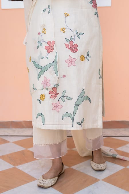 Shop_Vaayu_White Muslin Cotton Floral Motifs Notched Applique Kurta Pant Set _Online_at_Aza_Fashions