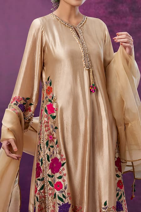 Label Niti Bothra_Ivory Kora Silk Mughal Round Floral Applique Kurta Set _Online_at_Aza_Fashions