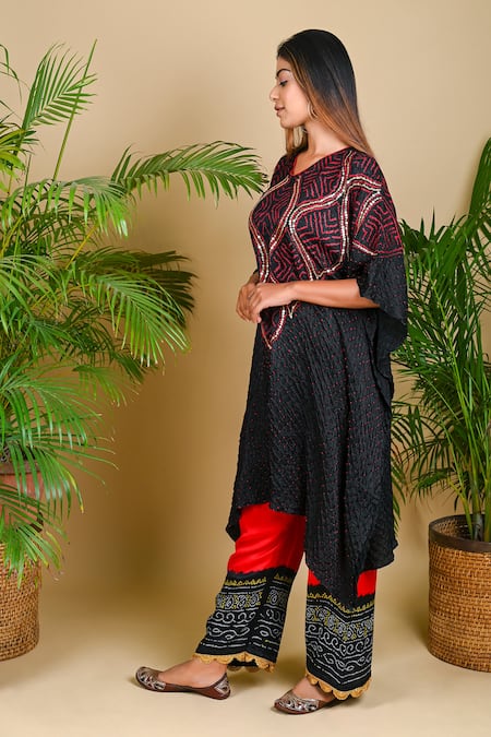 Dyelogue_Black Gajji Silk V Neck Bandhani Asymmetric Kurta _Online_at_Aza_Fashions