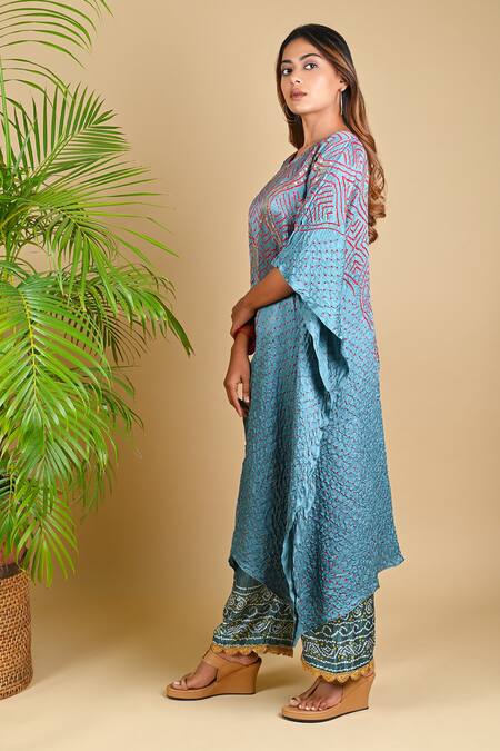 Dyelogue_Grey Gajji Silk V Neck Bandhani Asymmetric Kurta _Online_at_Aza_Fashions