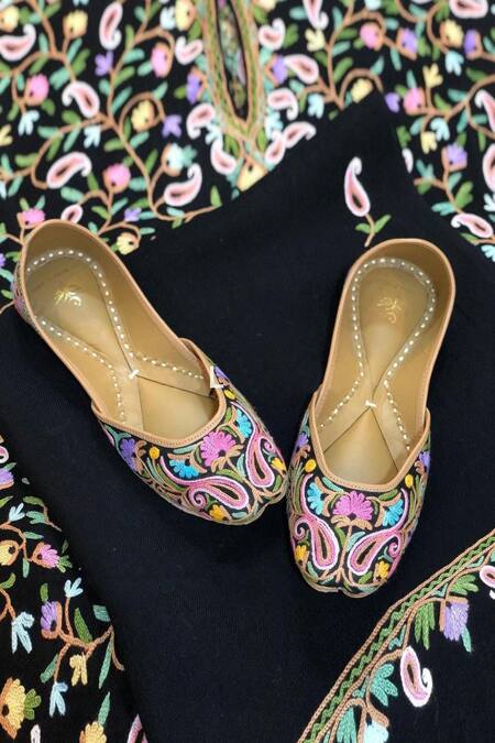 Cilwana Studio Black Embroidered Paisley Juttis Online at Aza Fashions Cilwana Studio_Black Embroidered Paisley Juttis _Online_at_Aza_Fashions