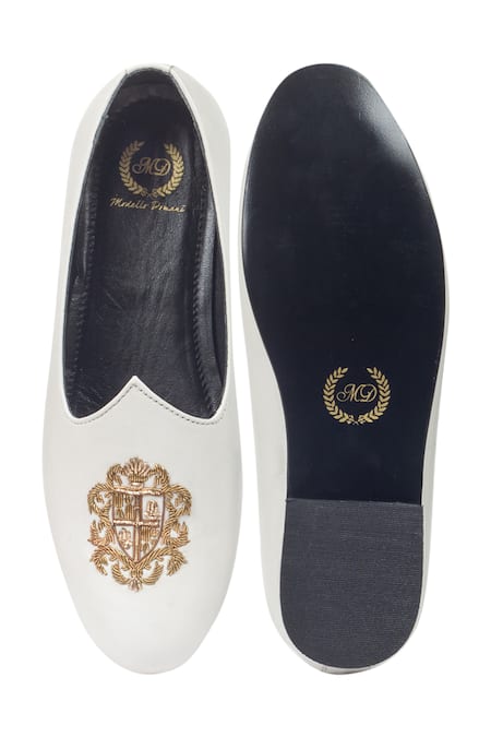 Shop Domani White Handcrafted Embroidered Juttis at Aza Fashions Shop_Domani_White Handcrafted Embroidered Juttis _at_Aza_Fashions