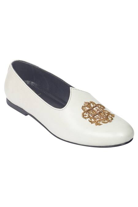 Buy Domani White Handcrafted Embroidered Juttis Online at Aza Fashions Buy_Domani_White Handcrafted Embroidered Juttis _Online_at_Aza_Fashions