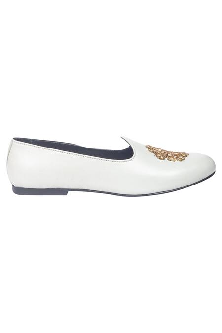 Shop Domani White Handcrafted Embroidered Juttis Online at Aza Fashions Shop_Domani_White Handcrafted Embroidered Juttis _Online_at_Aza_Fashions