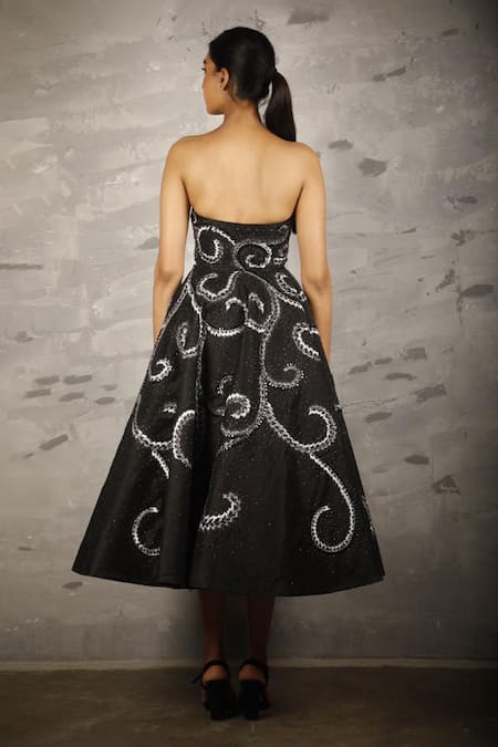 Samant Chauhan Zari Embroidered Dress With Cape 