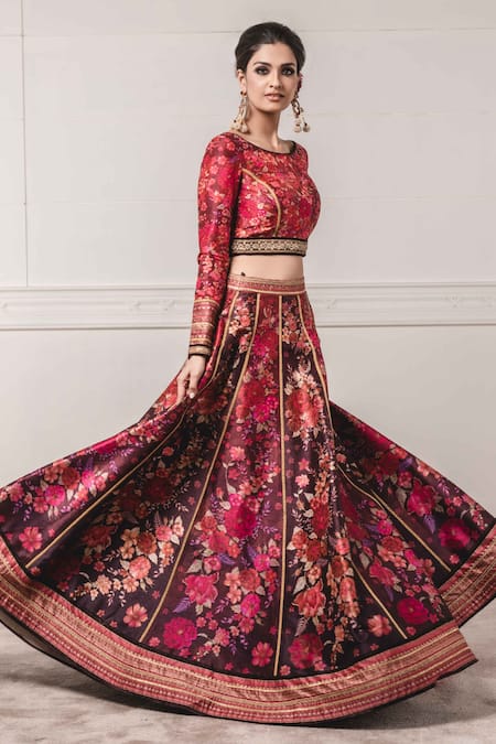 Lightweight lehenga of your dreams 💭 Sweetheart neckline blouse, lehenga  skirt pockets and chiffon dupatta for that dreamy look! #des... | Instagram