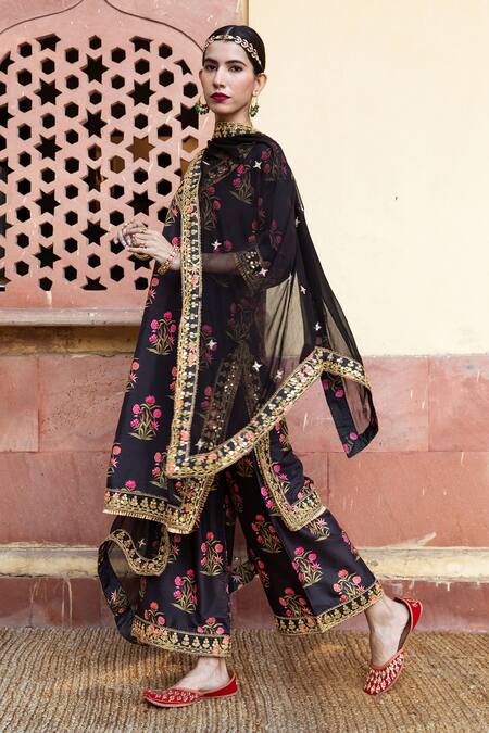 Buy_Gulabo Jaipur_Black Opada Silk Dupatta Chiffon Leaf Neck Mehreen Floral Print Kurta Set_Online_at_Aza_Fashions