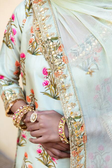 Gulabo Jaipur White Opada Silk Dupatta Chiffon Leaf Neck Mehreen Floral Print Kurta Set at Aza Fashions Gulabo Jaipur_White Opada Silk Dupatta Chiffon Leaf Neck Mehreen Floral Print Kurta Set_at_Aza_Fashions