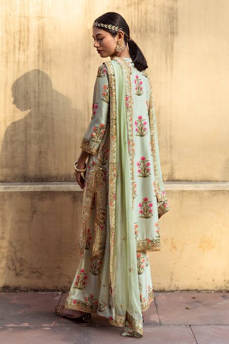 Shop Gulabo Jaipur White Opada Silk Dupatta Chiffon Leaf Neck Mehreen Floral Print Kurta Set at Aza Fashions Shop_Gulabo Jaipur_White Opada Silk Dupatta Chiffon Leaf Neck Mehreen Floral Print Kurta Set_at_Aza_Fashions