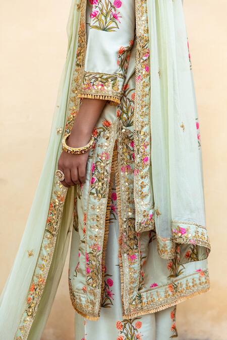 Shop Gulabo Jaipur White Opada Silk Dupatta Chiffon Leaf Neck Mehreen Floral Print Kurta Set Online at Aza Fashions Shop_Gulabo Jaipur_White Opada Silk Dupatta Chiffon Leaf Neck Mehreen Floral Print Kurta Set_Online_at_Aza_Fashions