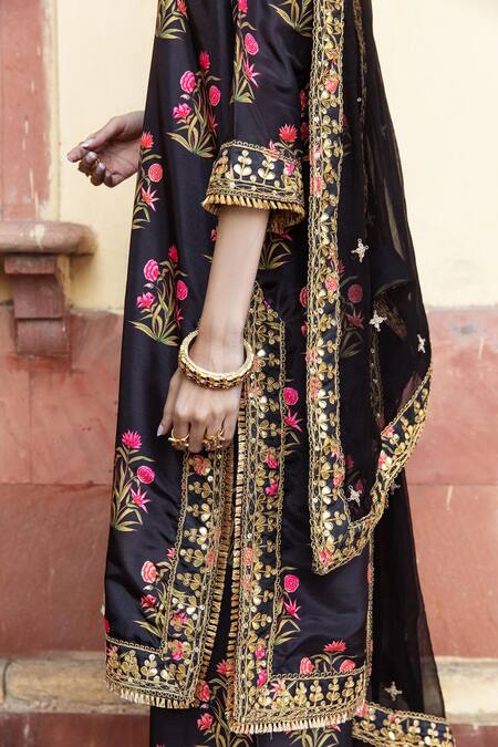 Gulabo Jaipur_Black Opada Silk Dupatta Chiffon Leaf Neck Mehreen Floral Print Kurta Set_at_Aza_Fashions