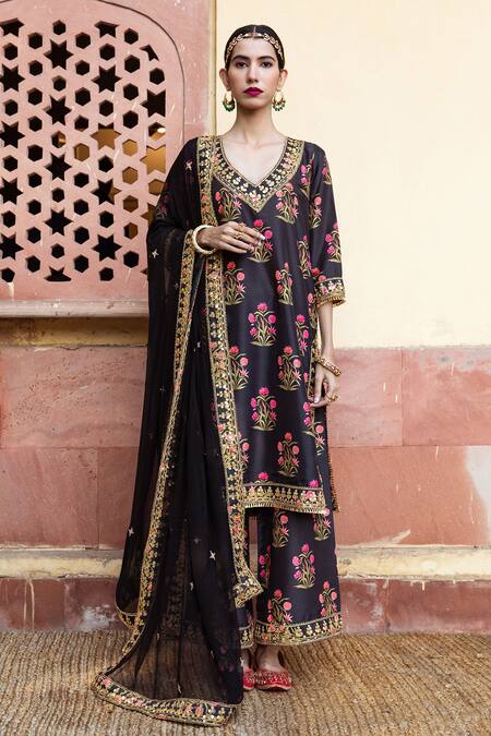 Gulabo Jaipur_Black Opada Silk Dupatta Chiffon Leaf Neck Mehreen Floral Print Kurta Set_Online_at_Aza_Fashions