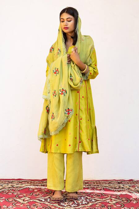Gulabo Jaipur_Green Dupatta Organza, Kurta And Pant Raw Silk Floral Amaira Embroidered Set _Online_at_Aza_Fashions
