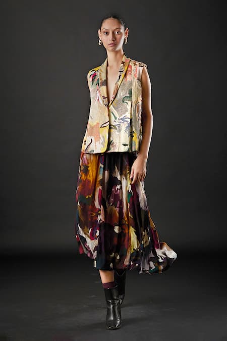 Yavi Ivory 100% Silk Stroke Shawl Collar Kana Embroidered Jacket Online at Aza Fashions Yavi_Ivory 100% Silk Stroke Shawl Collar Kana Embroidered Jacket _Online_at_Aza_Fashions